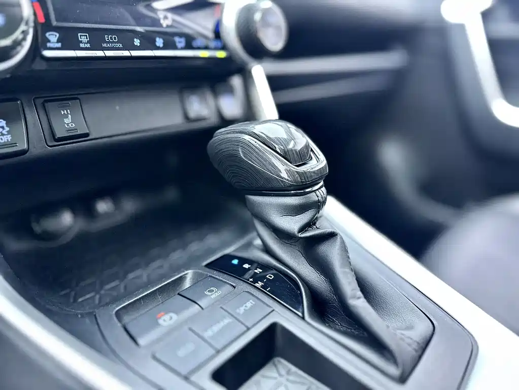 Toyota RAV4 2021 — фото 10
