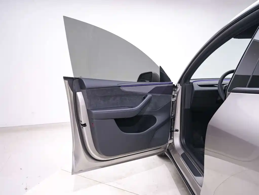 Tesla Model Y L 2026 — фото 11