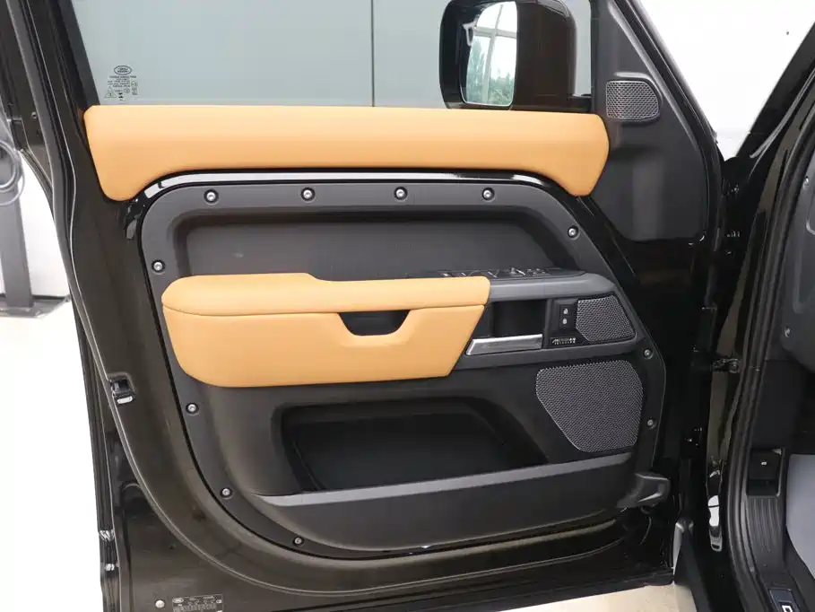 Land Rover Defender 2024 — фото 10