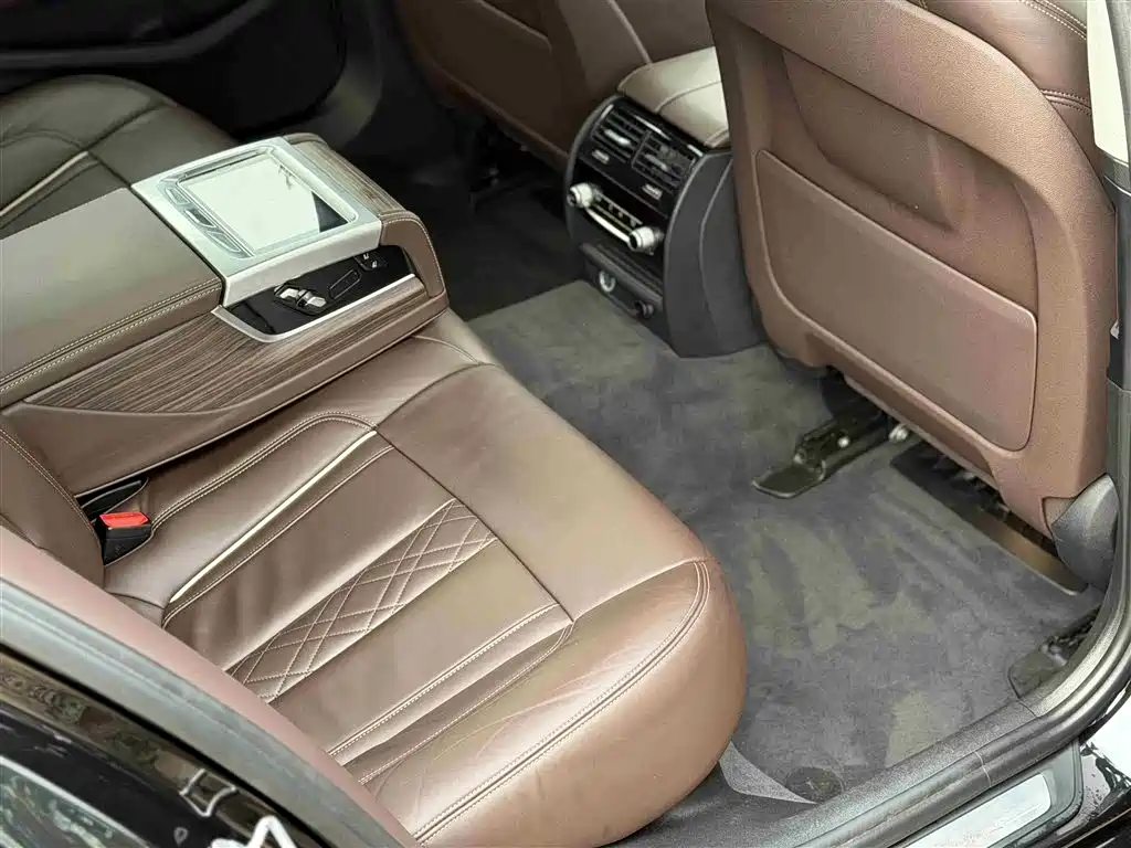 BMW 5 Series 2018 — фото 12