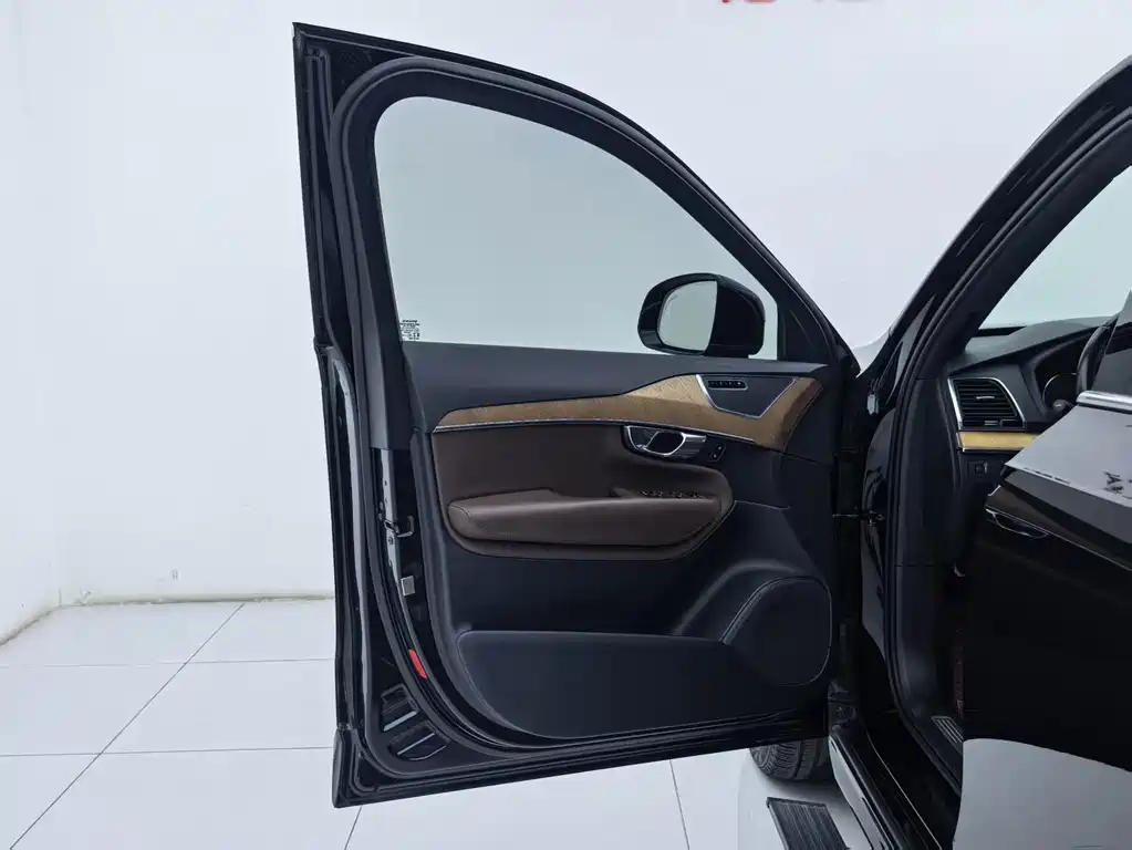 Volvo XC90 2021 — фото 24