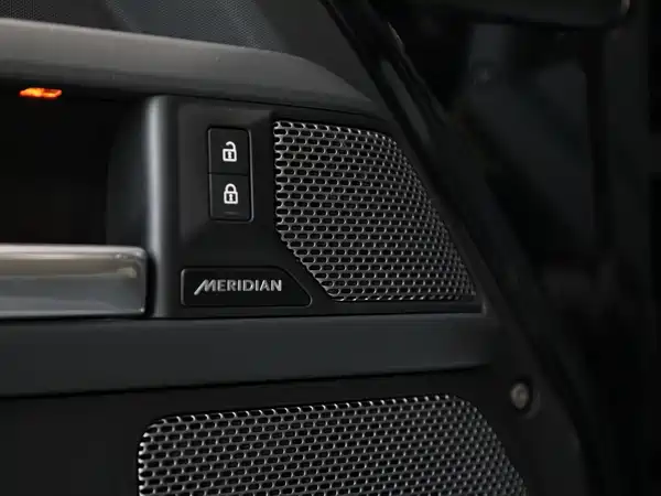 Land Rover Defender 2024