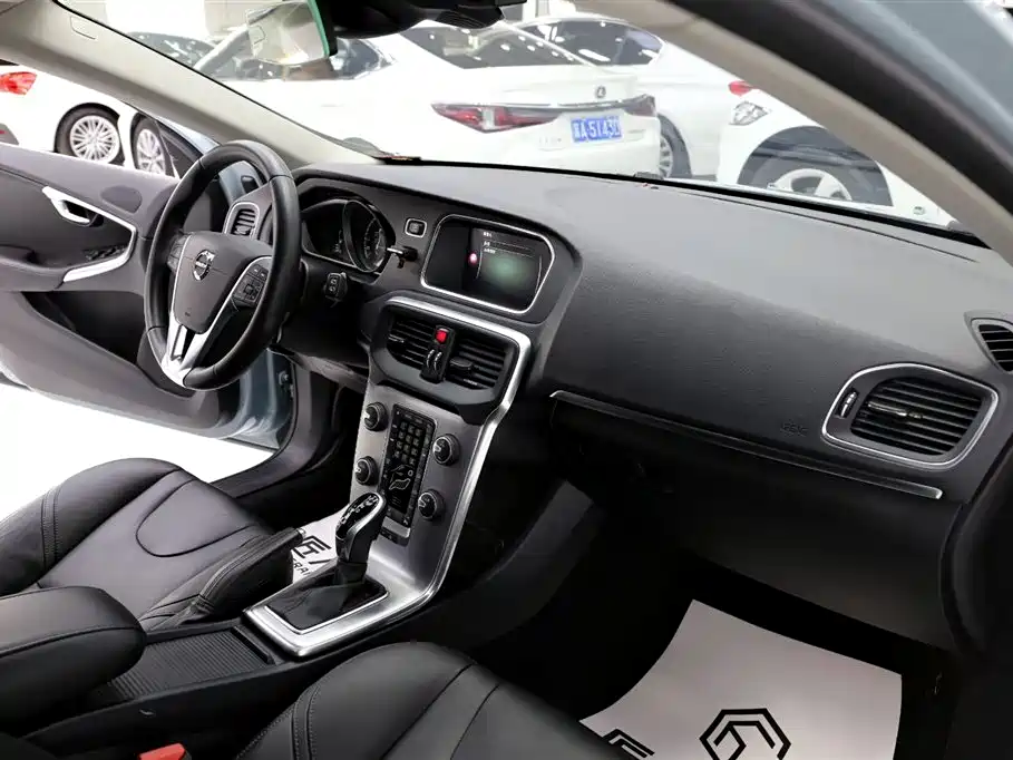 Volvo V40 2017 — фото 15