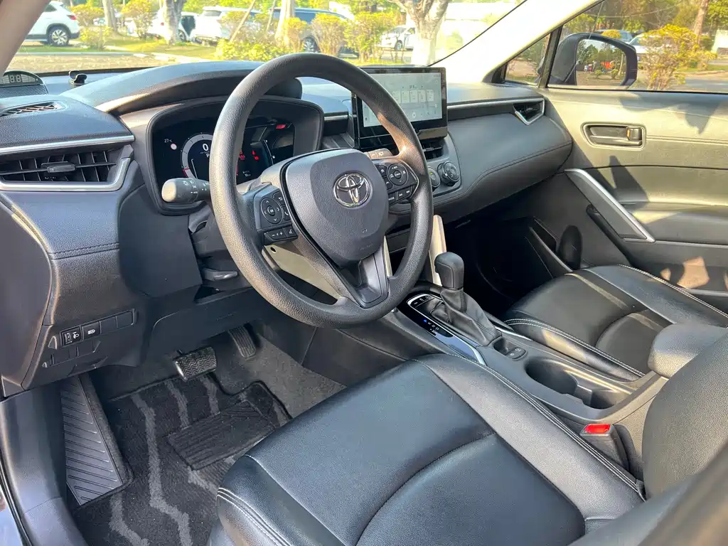 Toyota Corolla Cross 2023 — фото 10