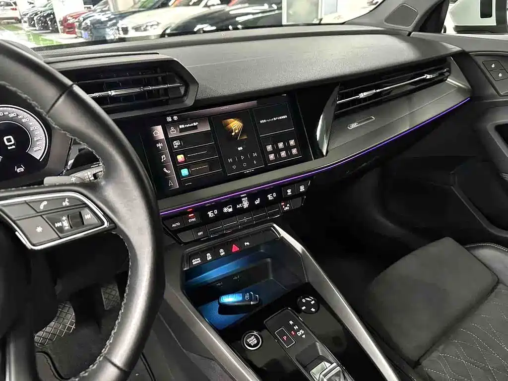 Audi A3 2023 — фото 10