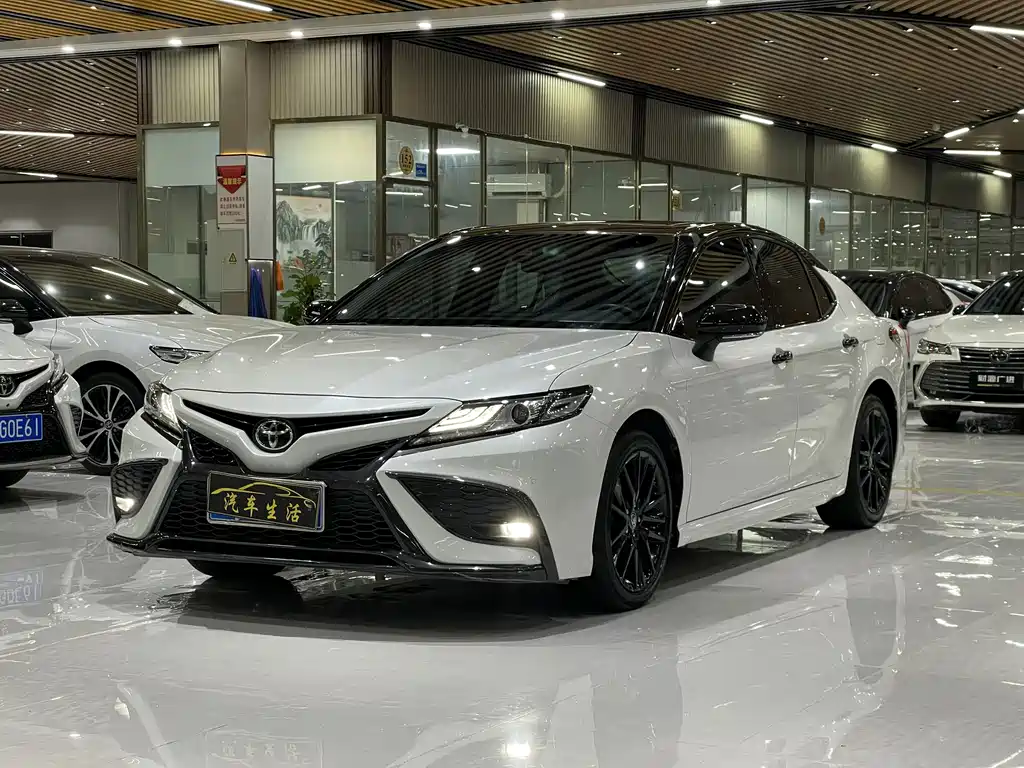Toyota Camry 2022 — фото 1