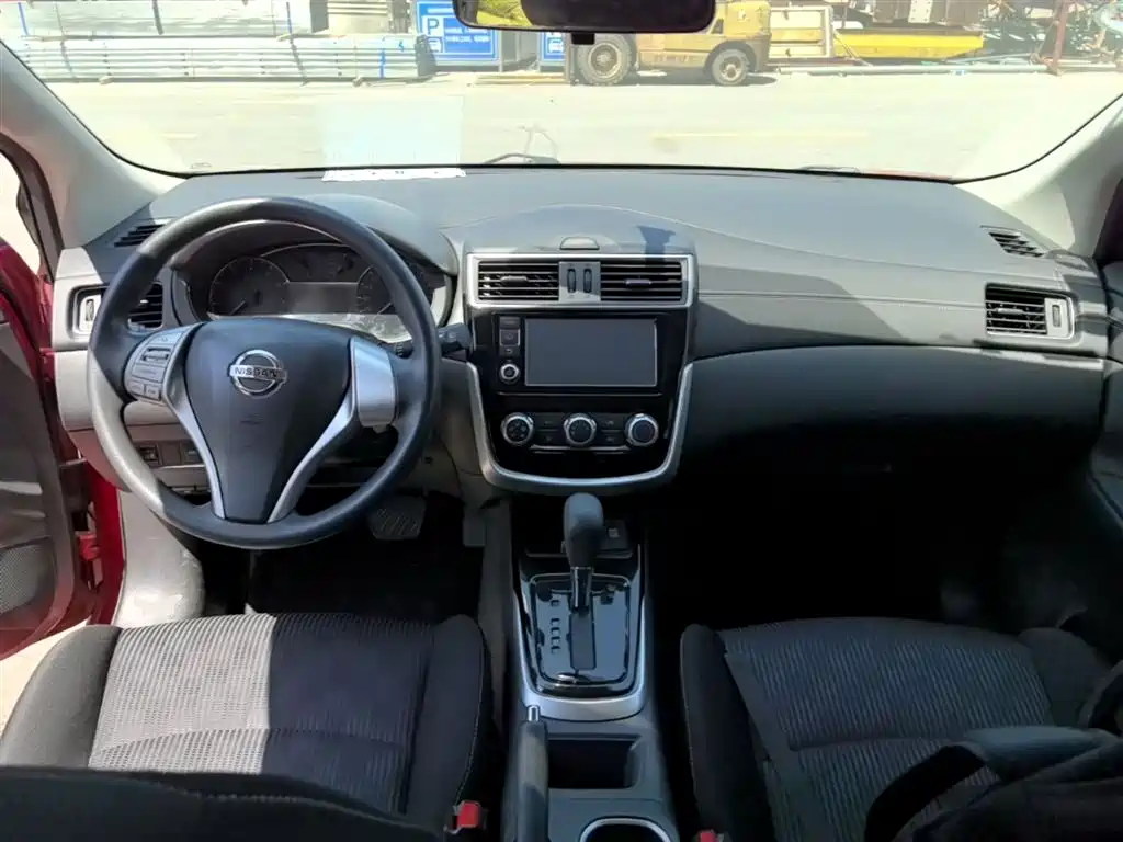 Nissan Tiida 2017 — фото 10