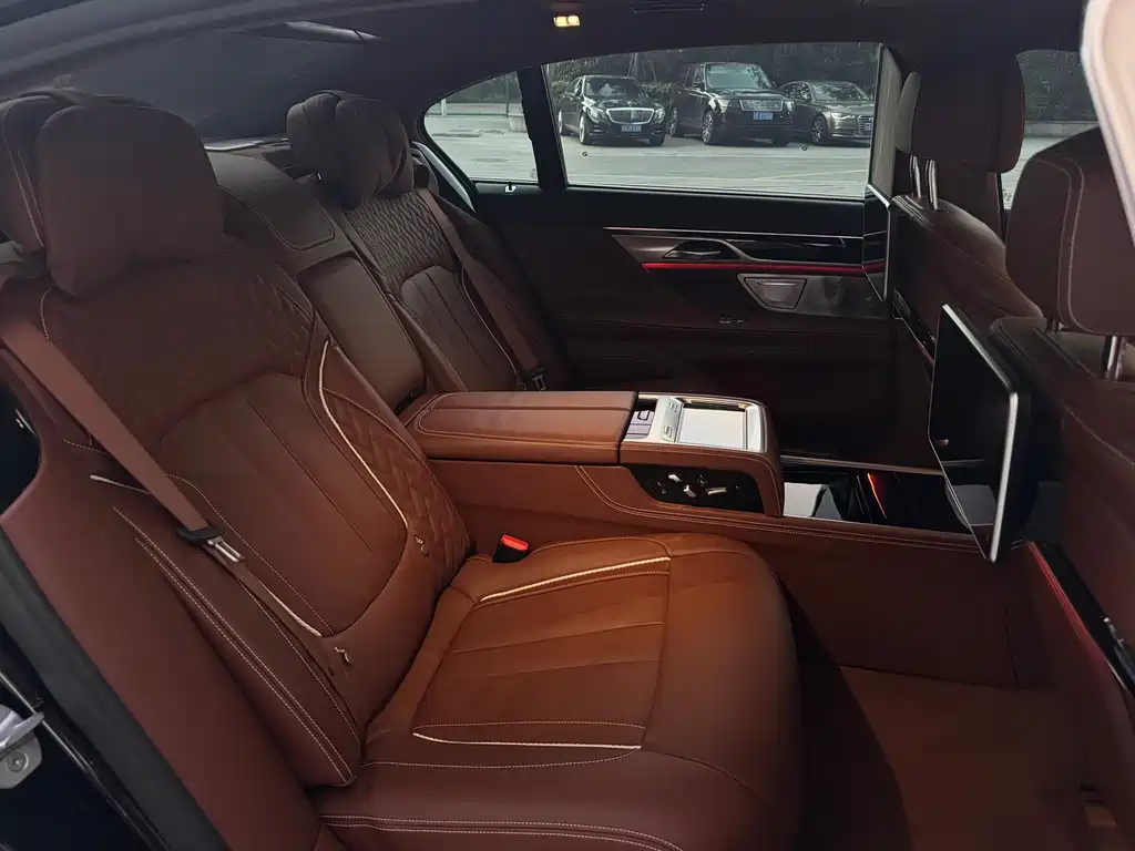 BMW 7 Series 2018 — фото 28