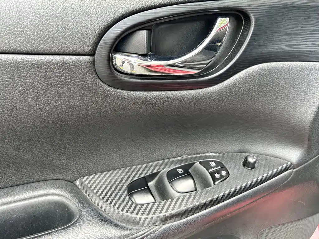 Nissan Tiida 2014 — фото 11