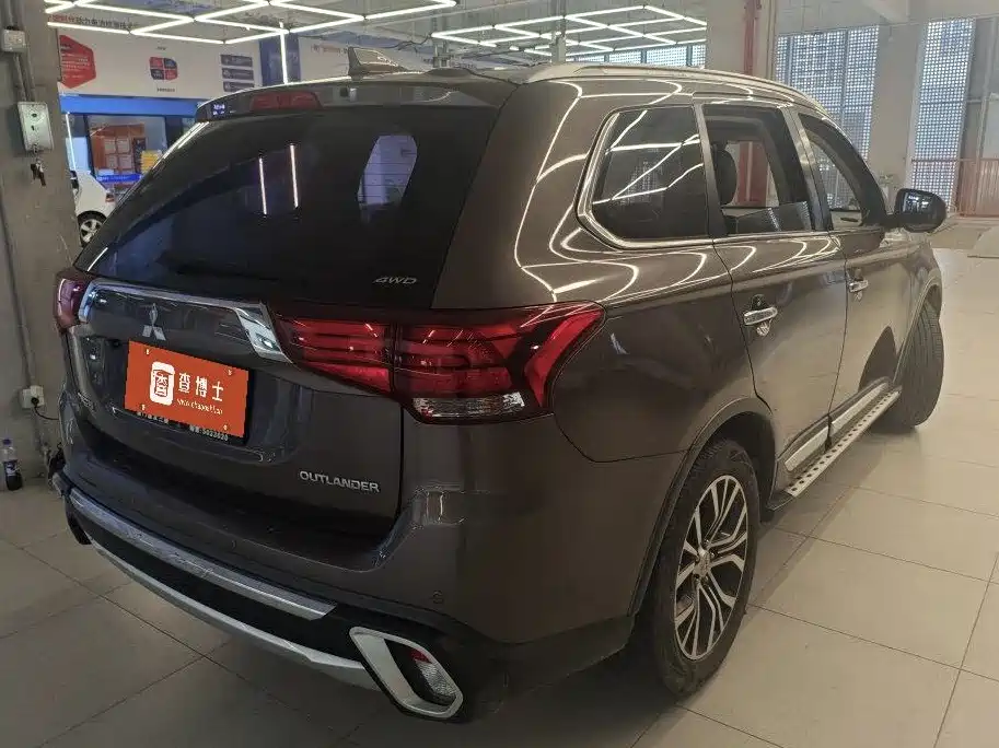 Mitsubishi Outlander 2018 — фото 3
