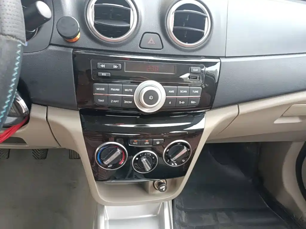 Changan Yuexiang V3 2018 — фото 13