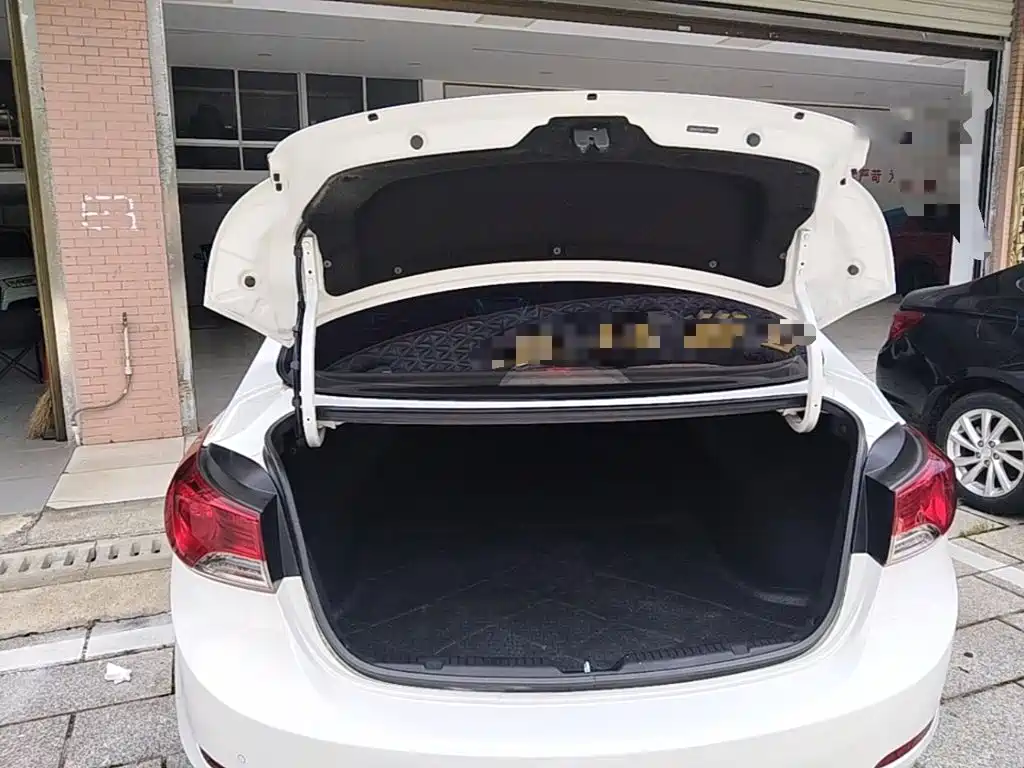Hyundai Elantra 2016 — фото 19