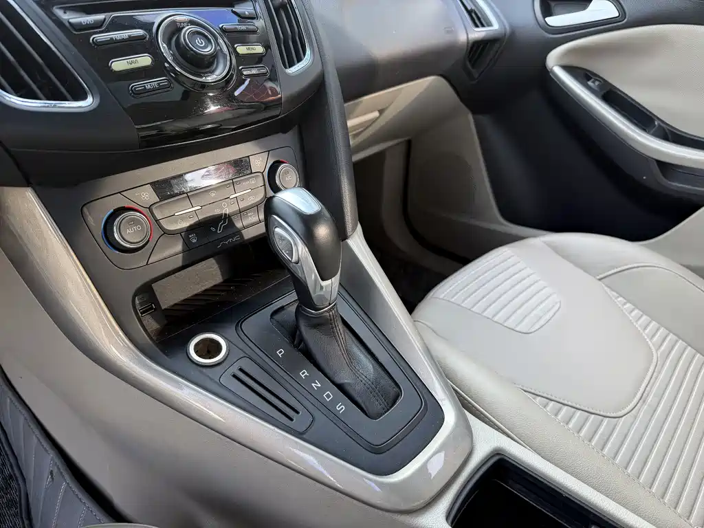 Ford Focus 2015 — фото 10