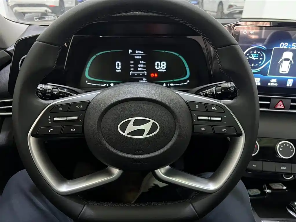 Hyundai Elantra 2023 — фото 12