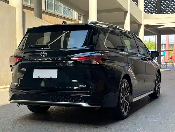 Toyota Granvia 2023