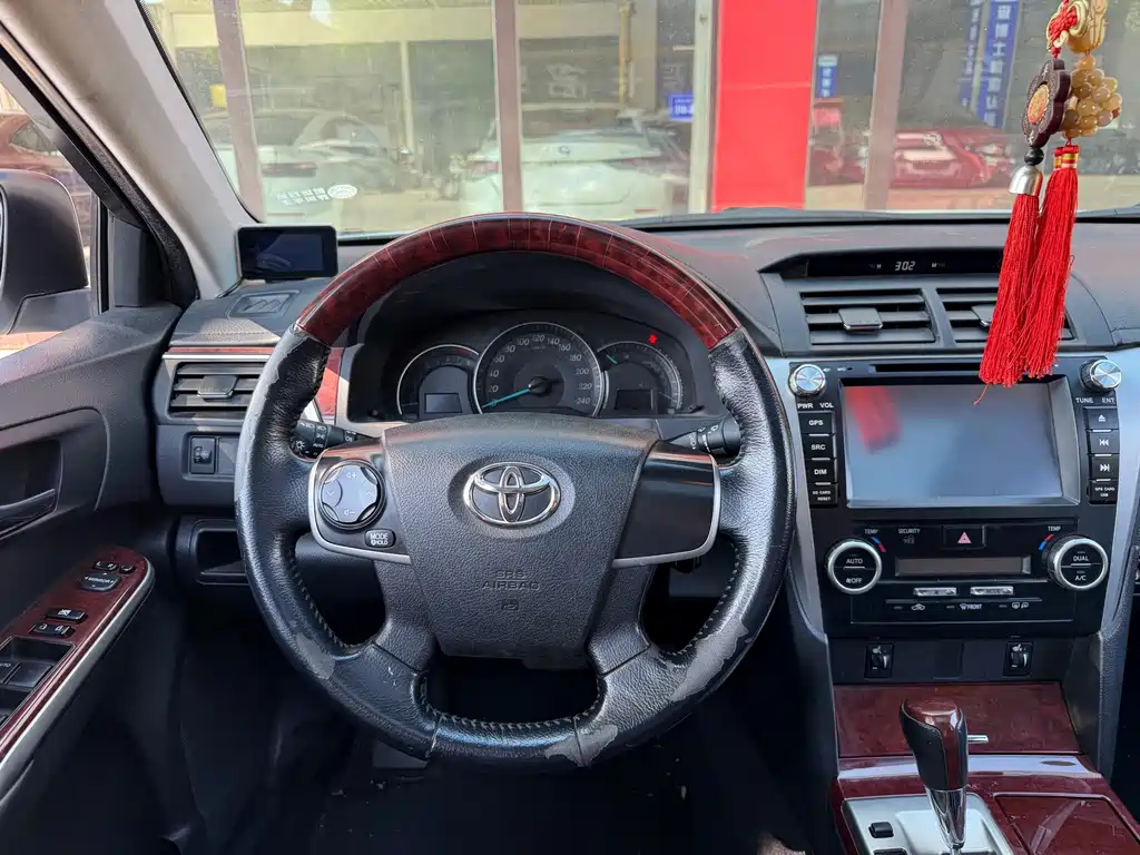 Toyota Camry 2014 — фото 12