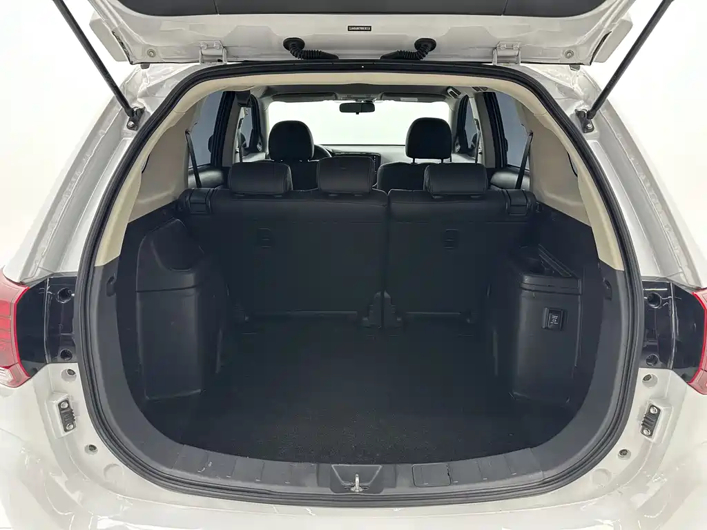Mitsubishi Outlander 2023 — фото 17