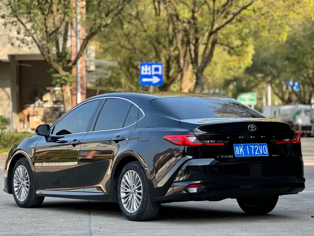 Toyota Camry 2025 — фото 3