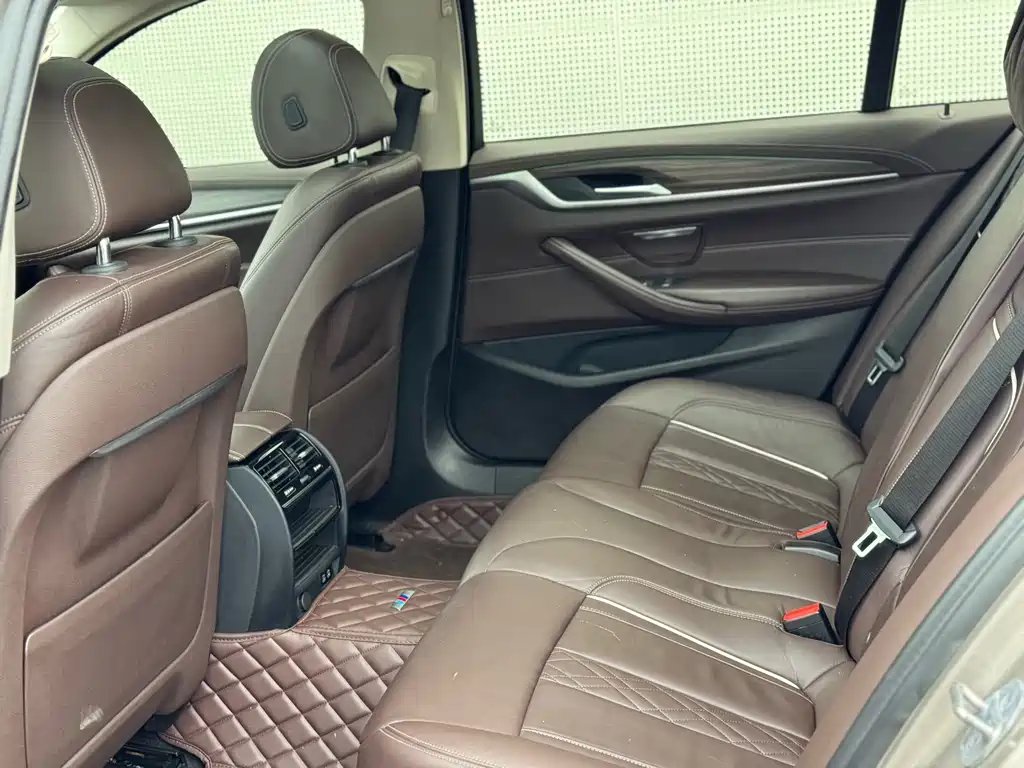 BMW 5 Series 2020 — фото 10
