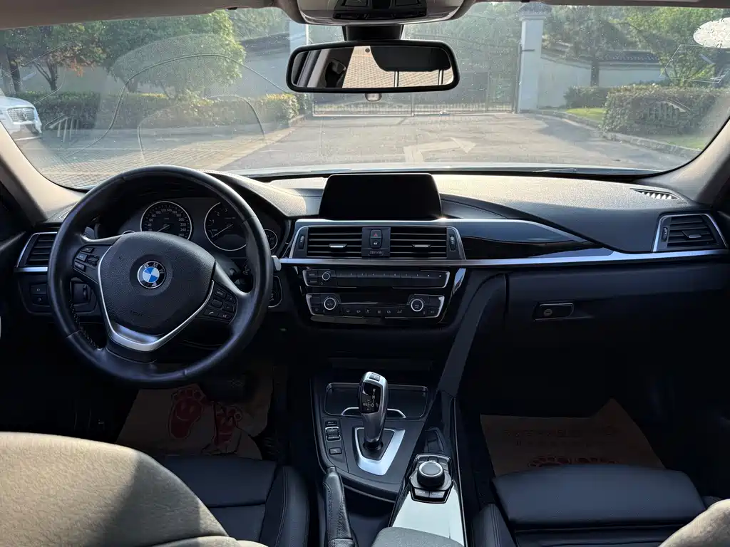 BMW 3 Series 2018 — фото 13