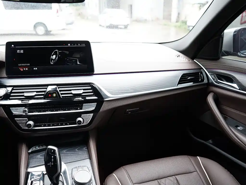 BMW 5 Series 2021 — фото 12