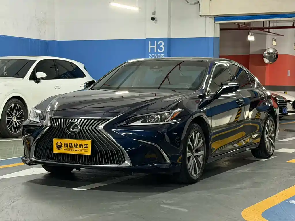 Lexus ES 2020 — фото 1