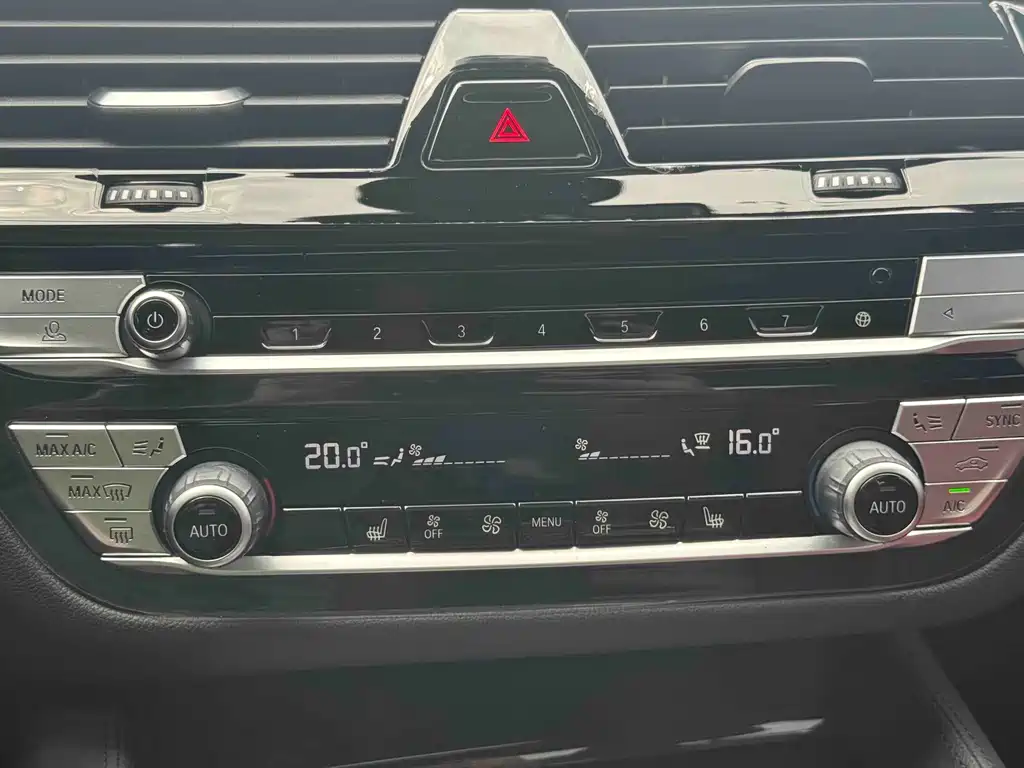 BMW 5 Series 2020 — фото 13