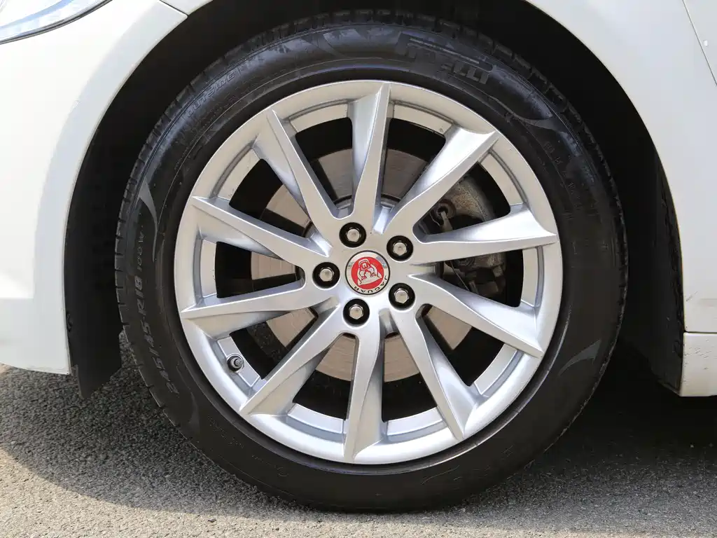 Jaguar XF 2016 — фото 17