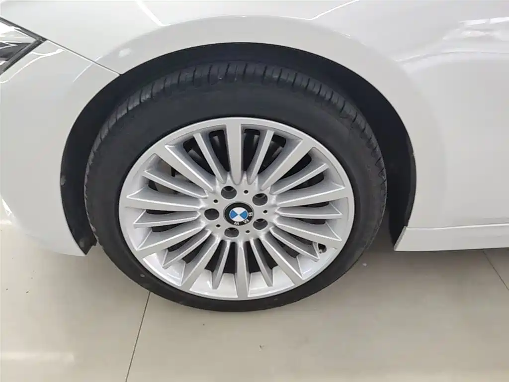 BMW 3 Series 2018 — фото 23