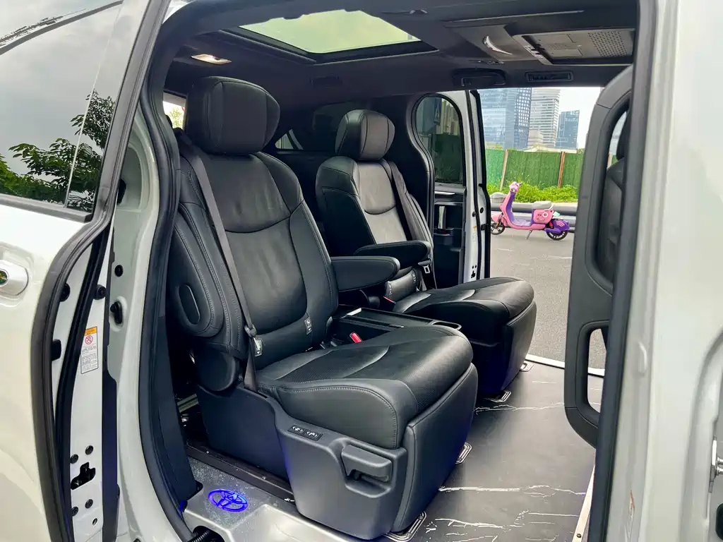 Toyota Sienna 2022 — фото 13