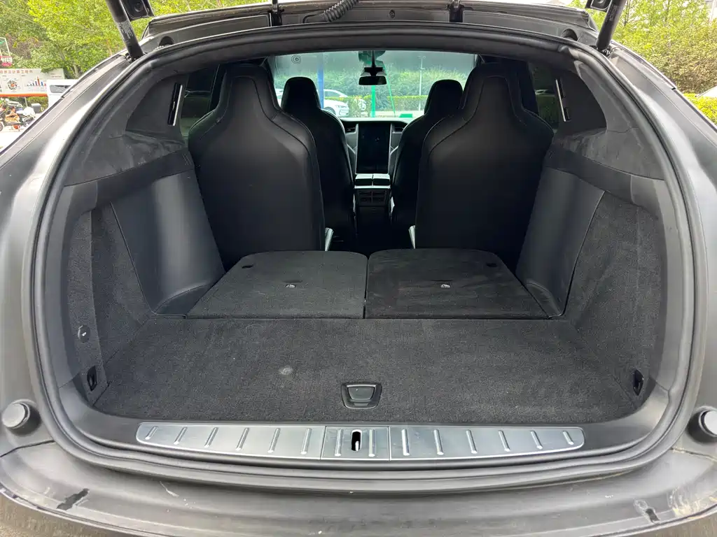 Tesla Model X 2018 — фото 17