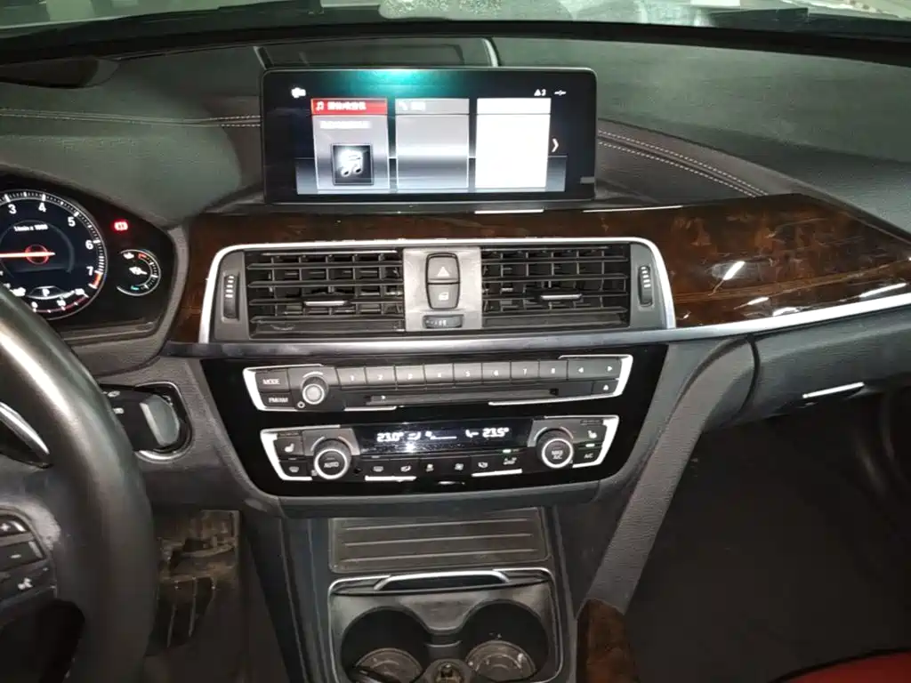BMW 3 Series 2018 — фото 13
