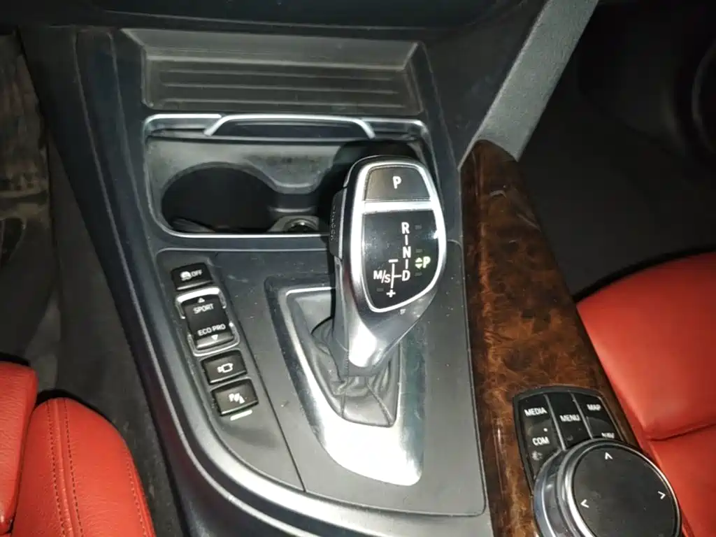BMW 3 Series 2018 — фото 14