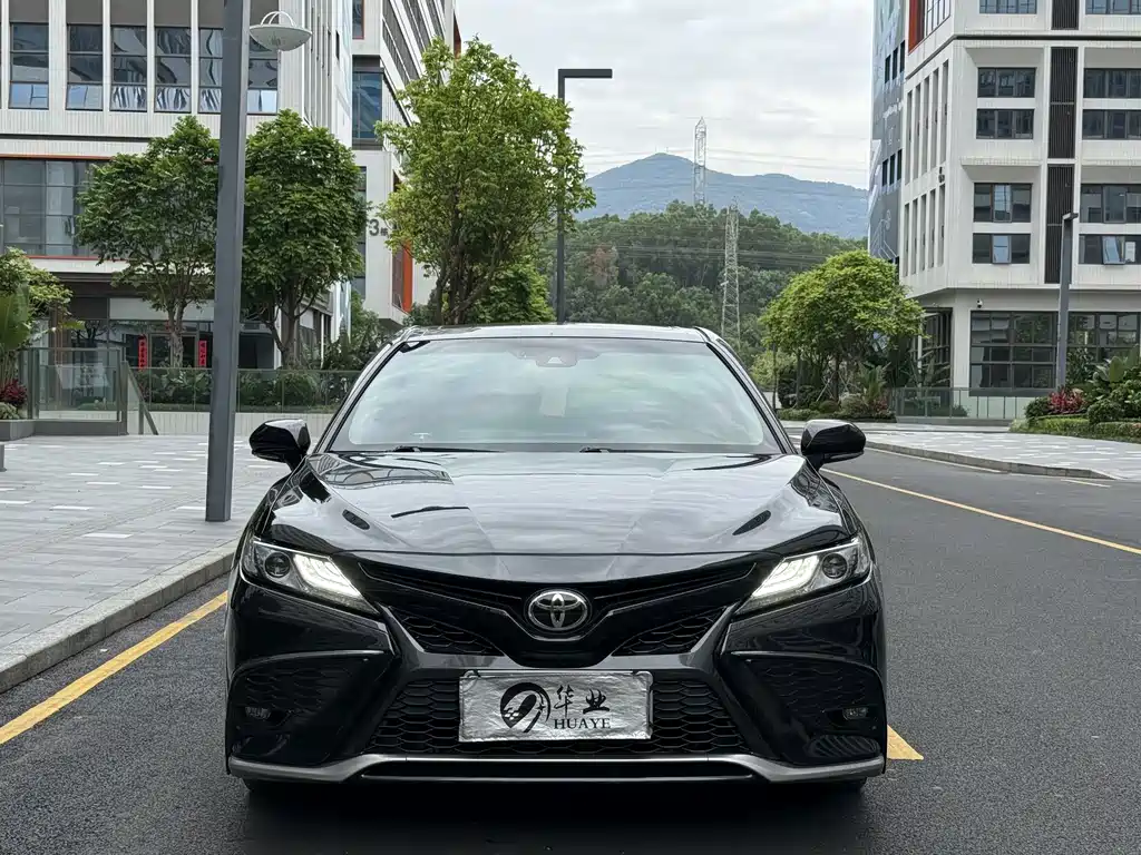 Toyota Camry 2022 — фото 2