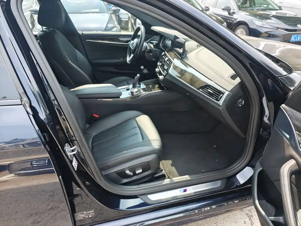 BMW 5 Series 2018 — фото 10
