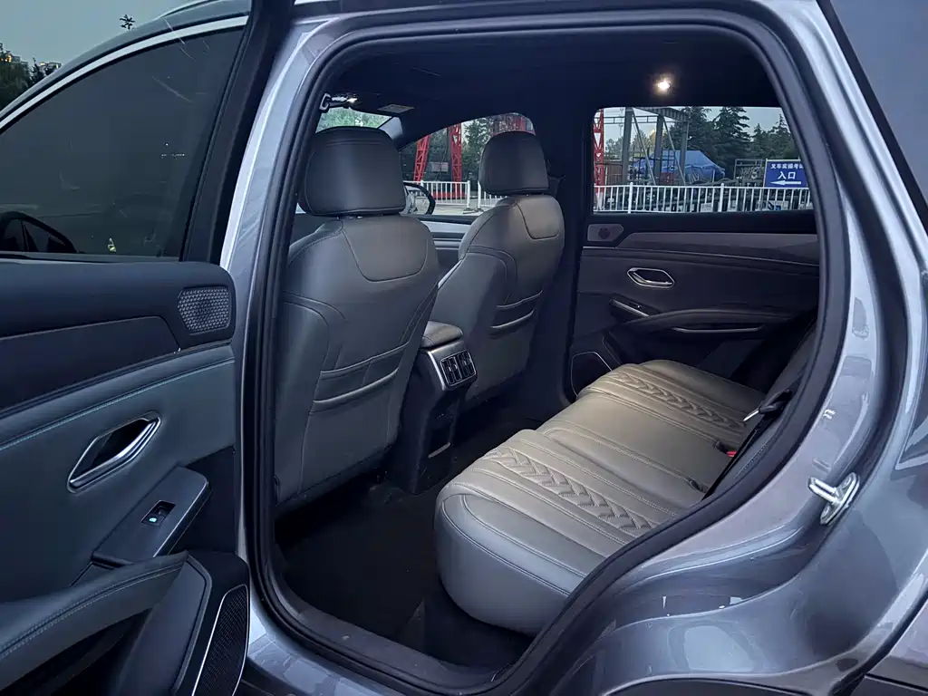 BYD L DM-i 2025 — фото 7