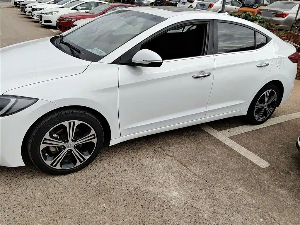 Hyundai Elantra 2019 — фото 5