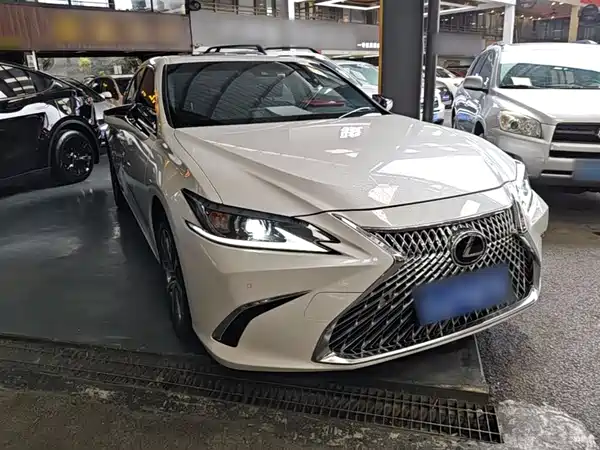 Lexus ES 2021