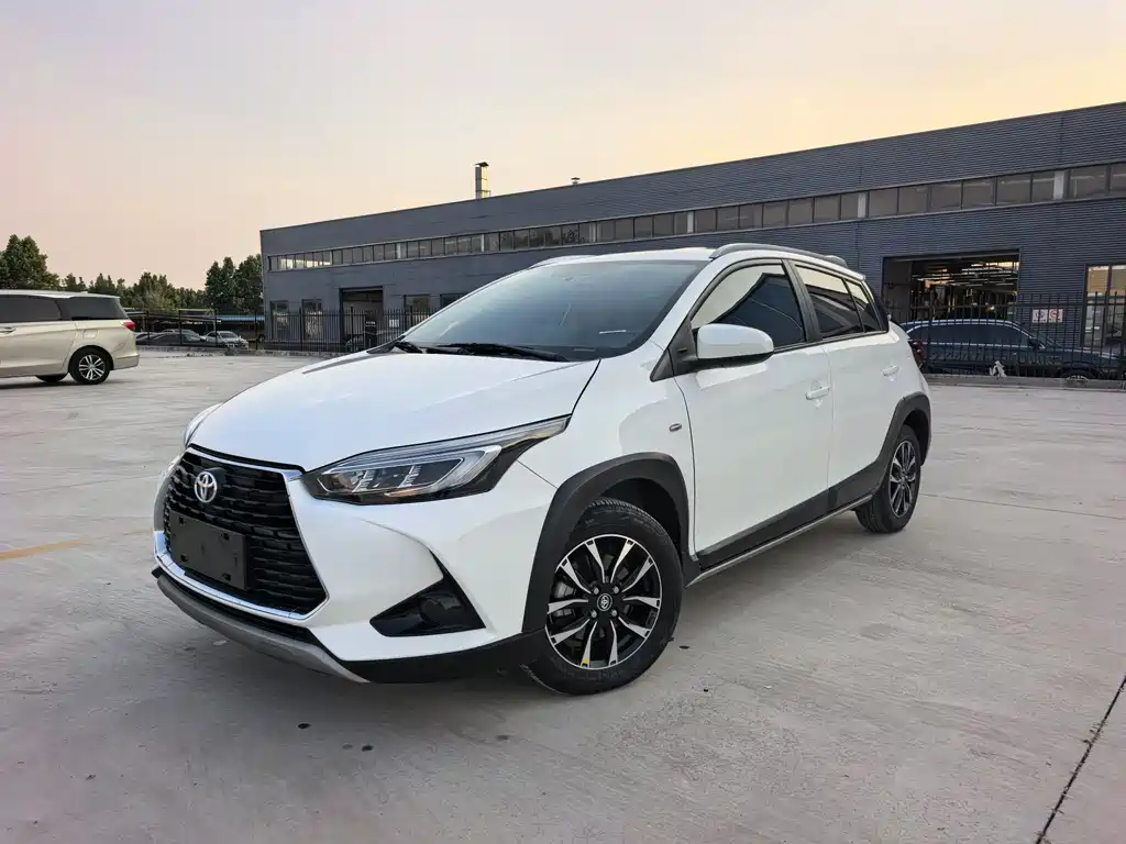 Toyota Yaris L 2023 — фото 1