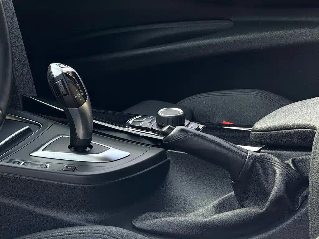 BMW 3 Series 2018 — фото 10