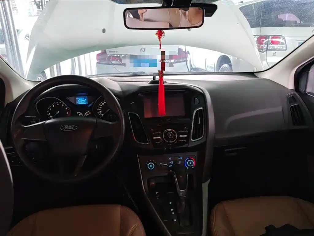 Ford Focus 2015 — фото 10