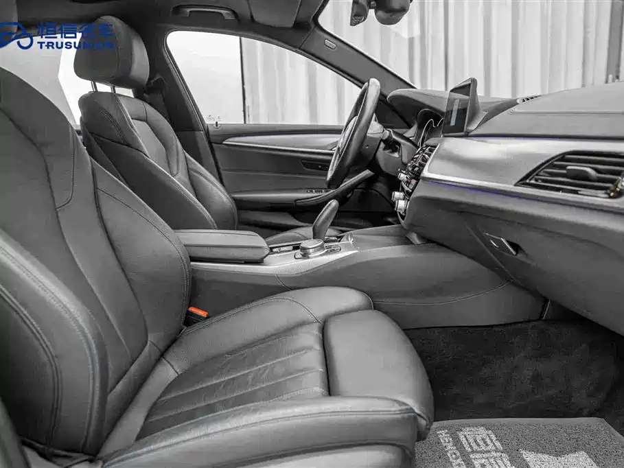 BMW 5 Series 2018 — фото 15