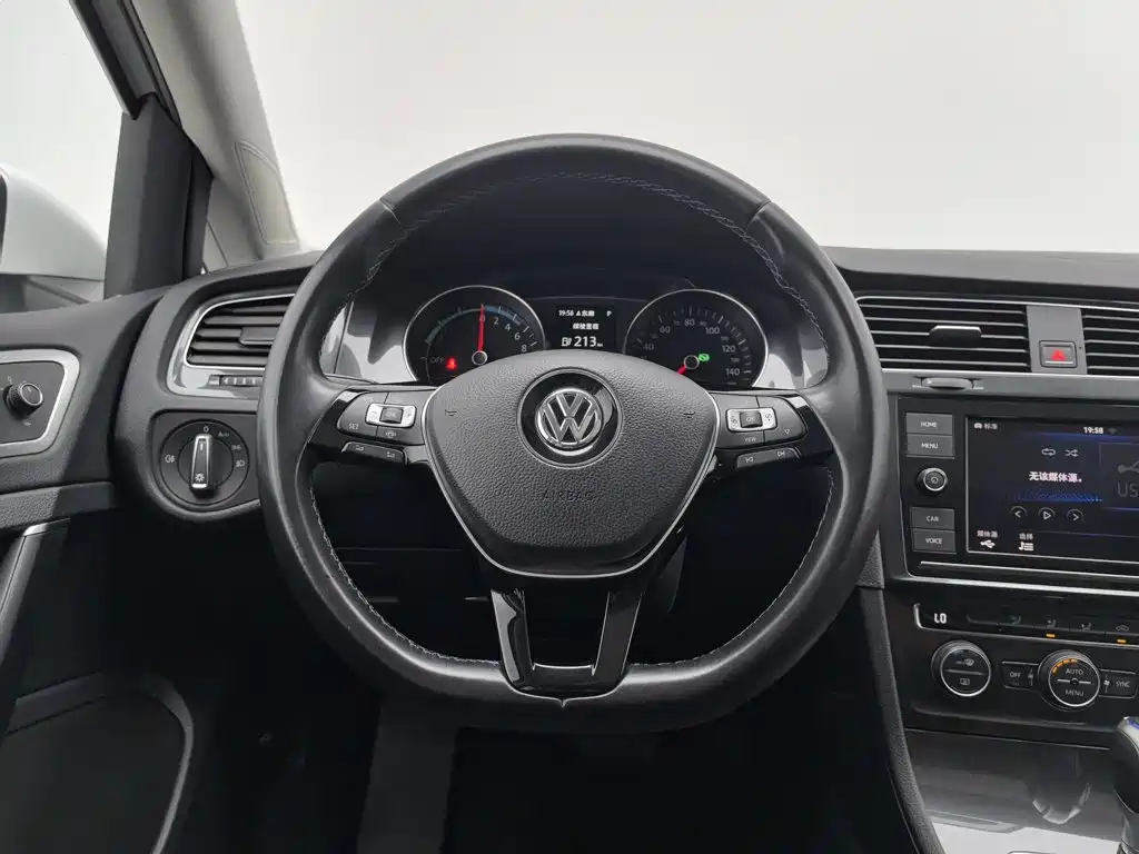 Volkswagen Golf Pure Electric 2020 — фото 11