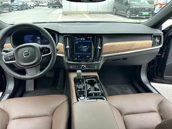 Volvo S90 Plug-In Hybrid 2024