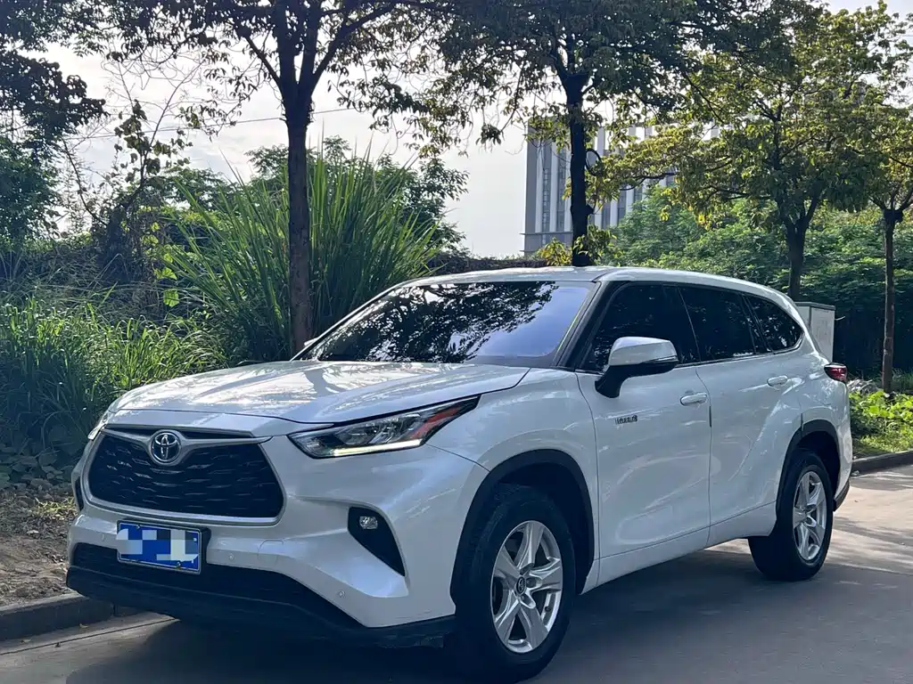 Toyota Highlander 2022 — фото 1