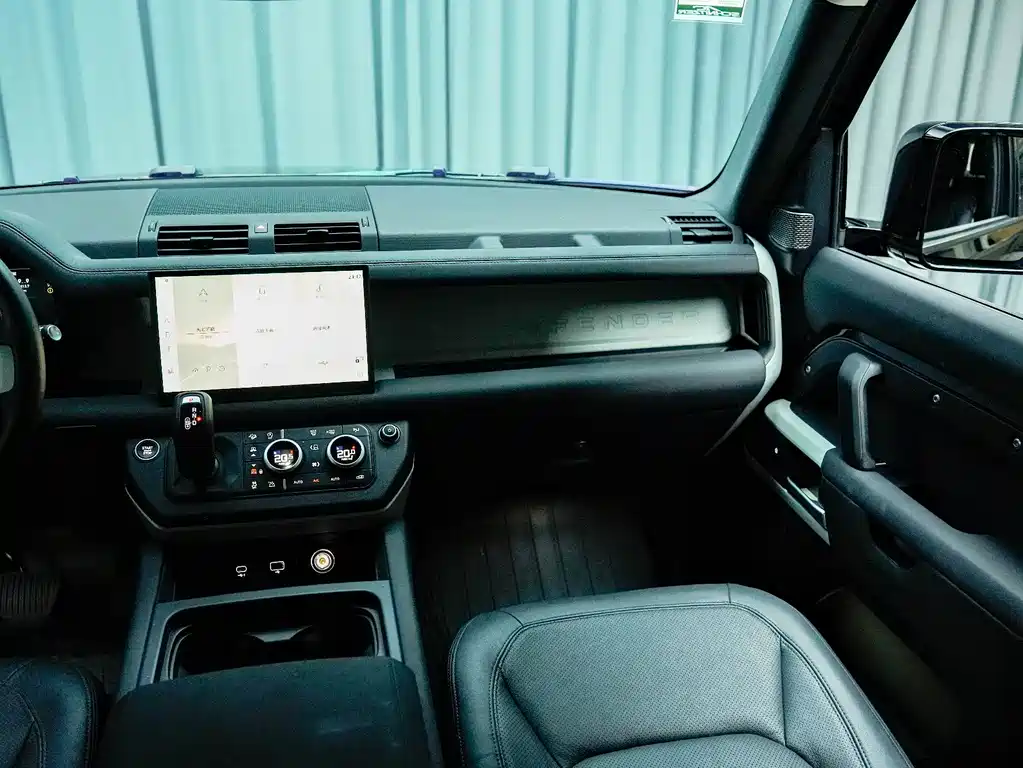 Land Rover Defender 2024 — фото 12