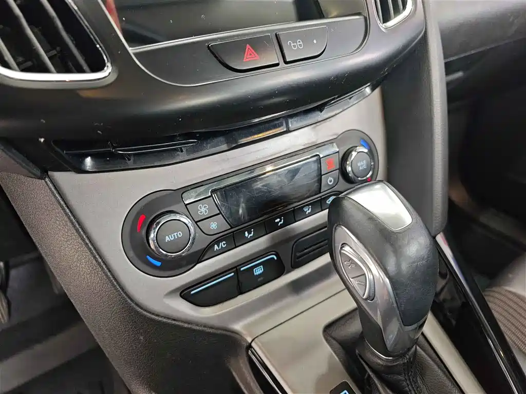 Ford Focus 2014 — фото 19