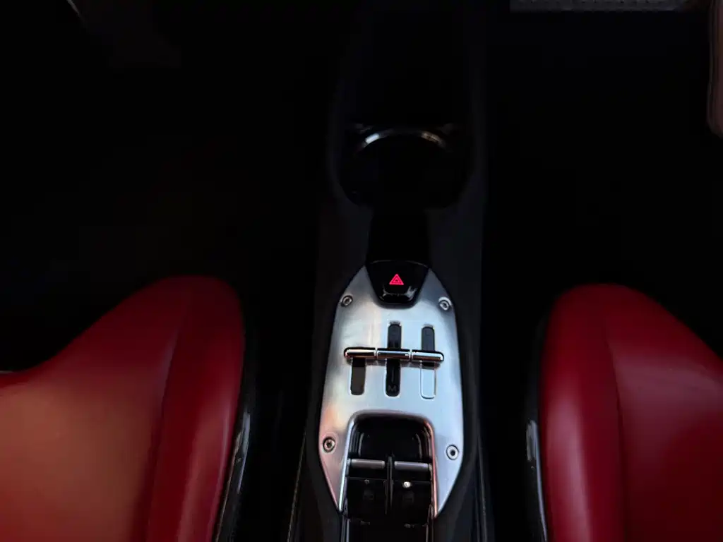 Ferrari SF90 2022 — фото 17