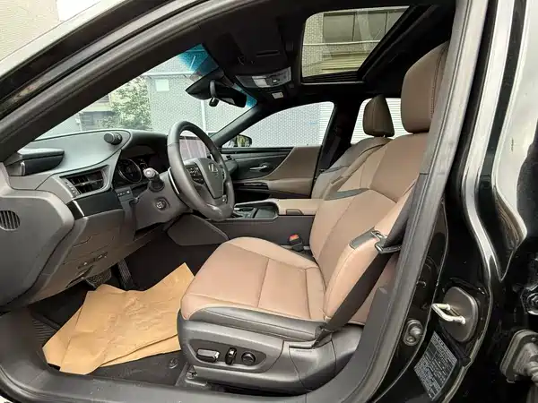 Lexus ES 2024