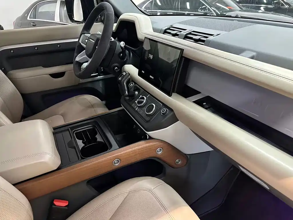 Land Rover Defender 2021 — фото 16